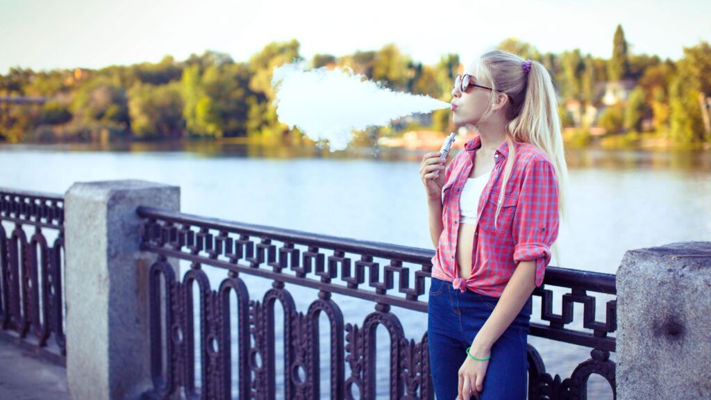 Hur länge sitter lukt från cigaretter och vape kvar på kläder?